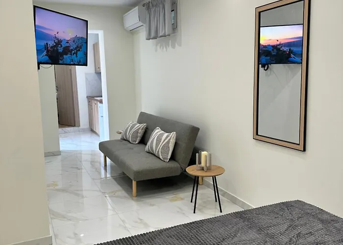 The Lux Den Of * 扎金索斯镇